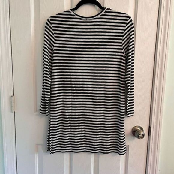 Old Navy Black and white striped tunic top. Size Small Petite - Picture 3 of 4